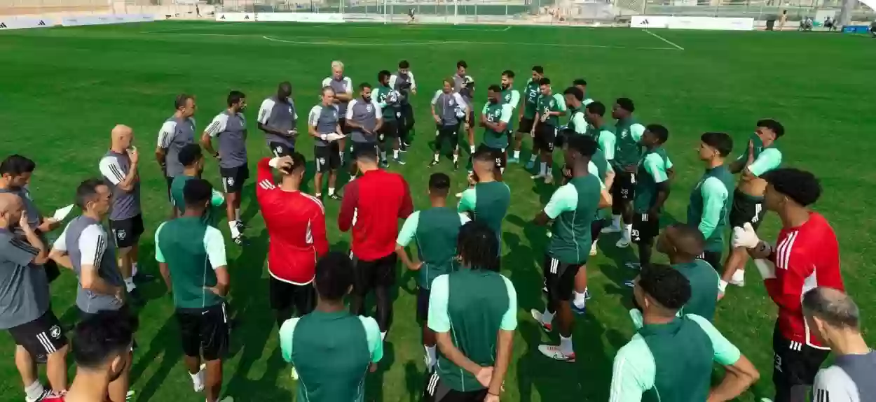 هاني البشر يكشف ما يحدث في معسكر المنتخب السعودي بأمر غريب