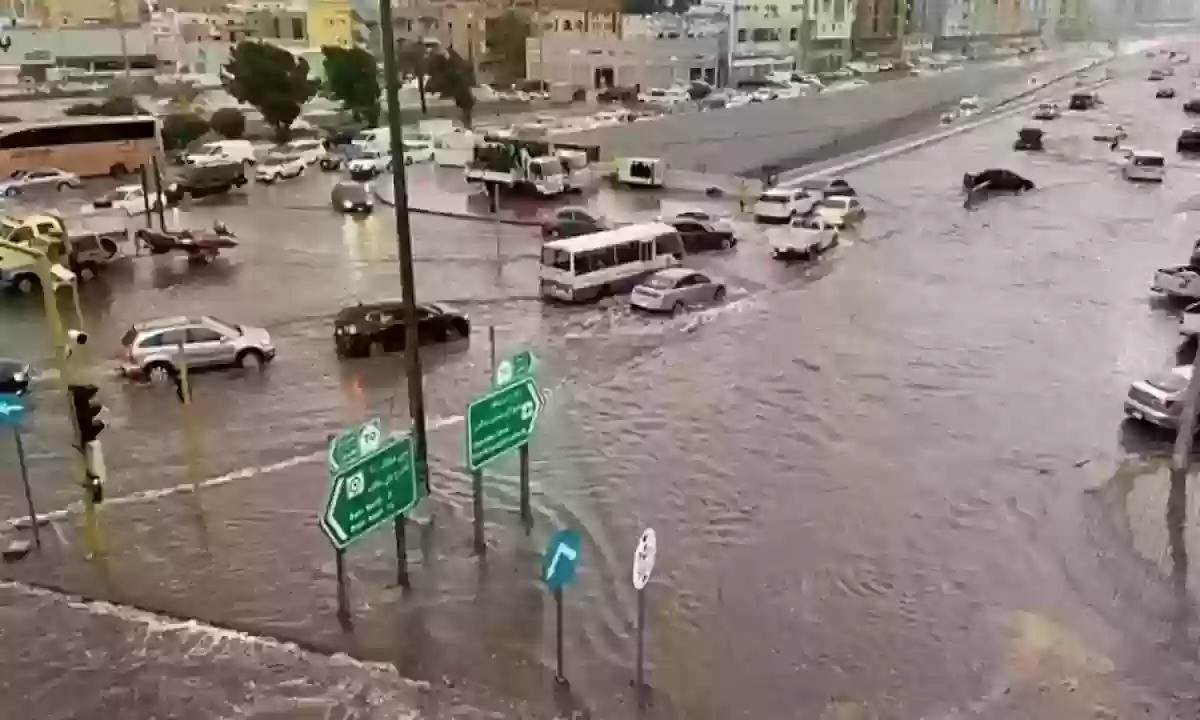 سحب رعدية ممطرة في مكة والرياض وجدة